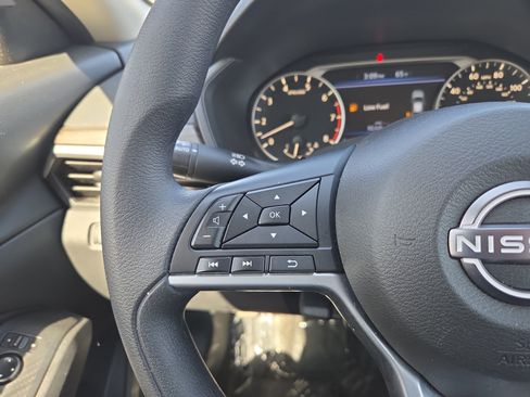 Used 2025 Nissan Altima 2.5 SV image 16