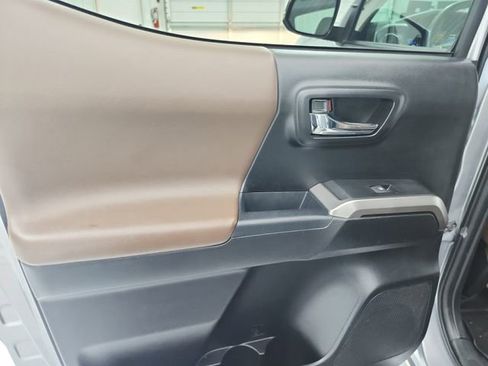 Used 2019 Toyota Tacoma Limited image 39