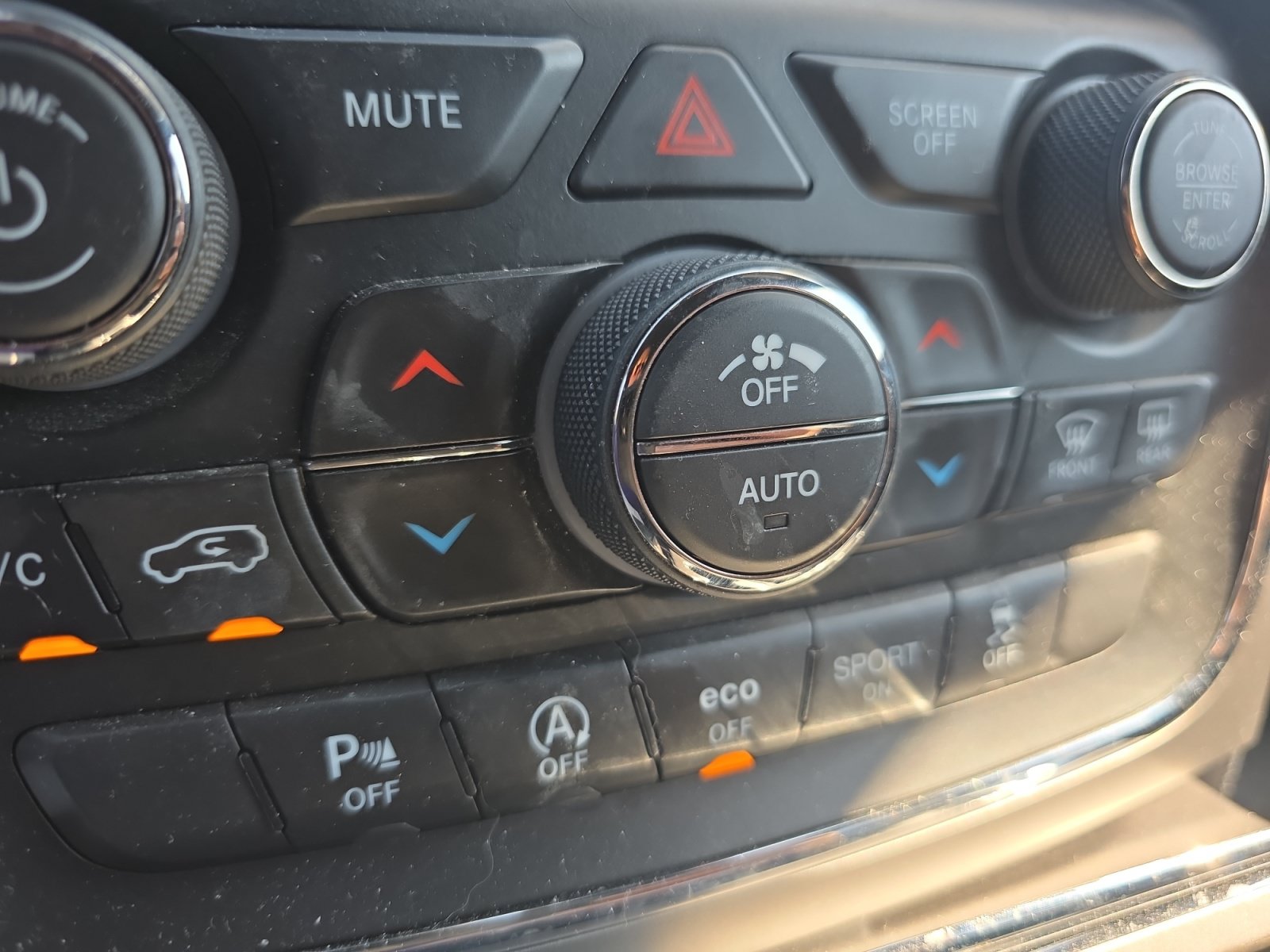 Used 2018 Jeep Grand Cherokee Altitude RWD image 16