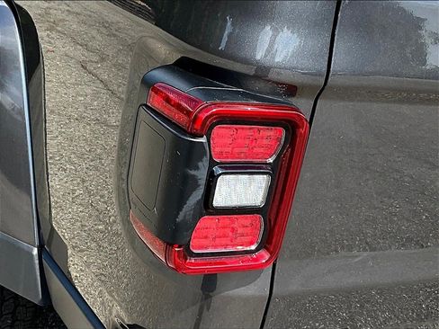 Used 2021 Jeep Gladiator Overland image 28