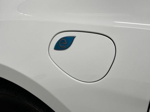 Used 2024 Chrysler Pacifica Limited FWD image 8