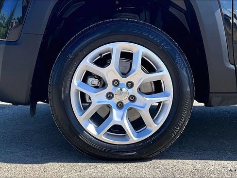 Used 2015 Jeep Renegade Latitude w/ Popular Equipment Group AWD/4WD image 12
