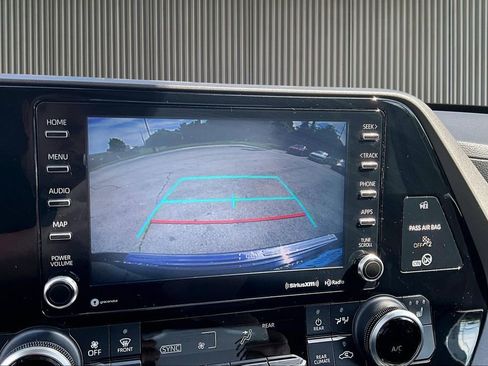 Used 2020 Toyota Highlander XLE AWD/4WD image 22