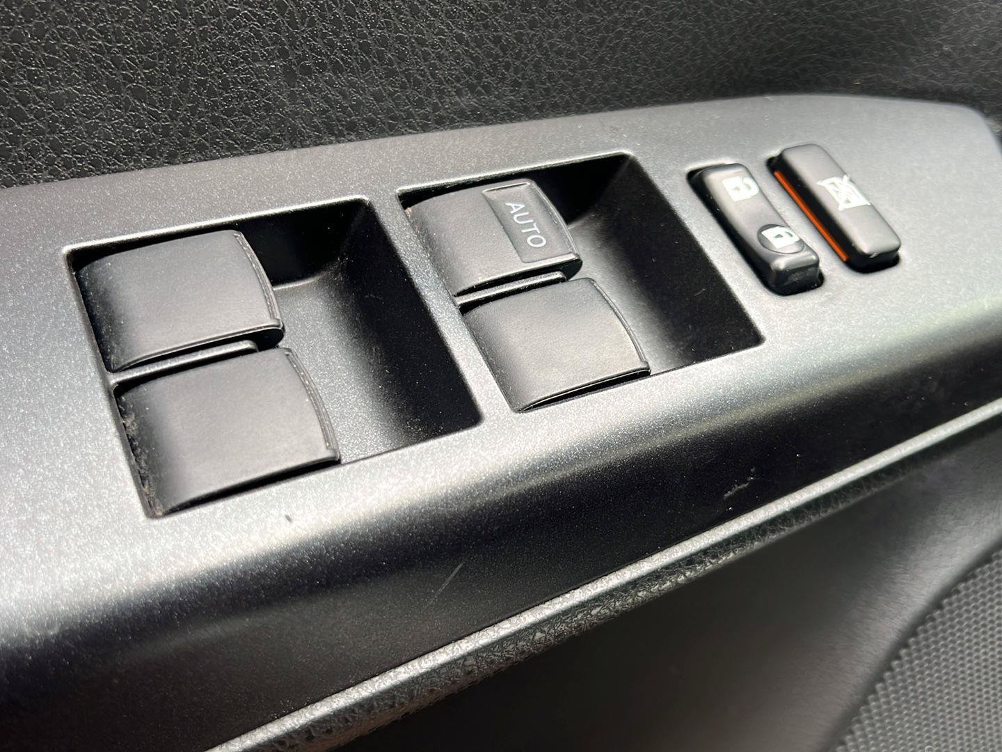 Used 2017 Toyota RAV4 LE FWD image 4