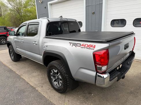 Used 2017 Toyota Tacoma TRD Off-Road w/ Tow Package (A/T) AWD/4WD image 6