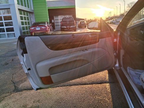 Used 2005 Chrysler Sebring Limited image 13