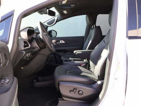 New 2026 Chrysler Pacifica Select FWD image 8