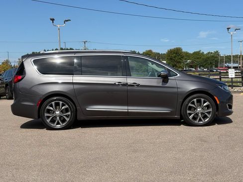 Used 2017 Chrysler Pacifica Limited FWD image 9