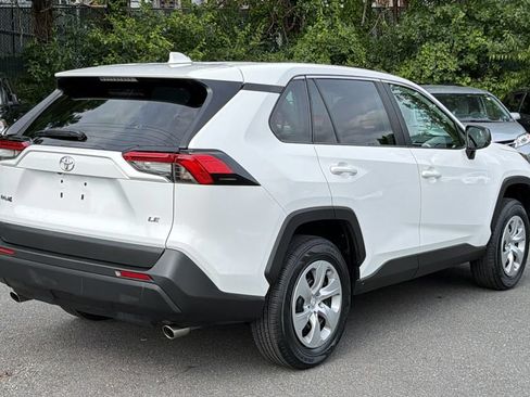 Used 2022 Toyota RAV4 LE FWD image 4