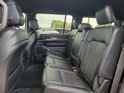 Used 2022 Jeep Wagoneer Series II AWD/4WD image 8