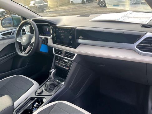 New 2026 Volkswagen Taos SE image 10