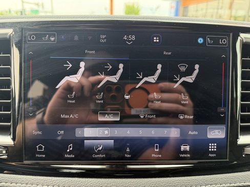 Used 2025 Chrysler Pacifica Limited FWD image 22