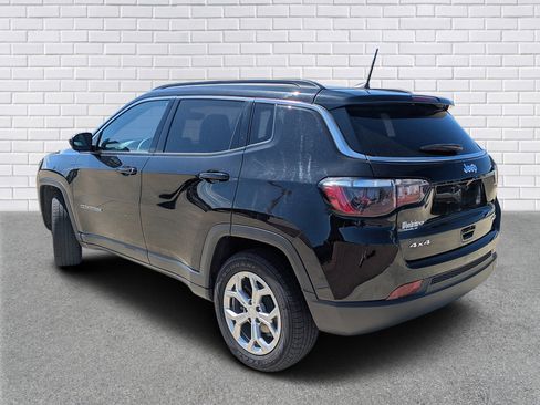 Used 2024 Jeep Compass Latitude image 3