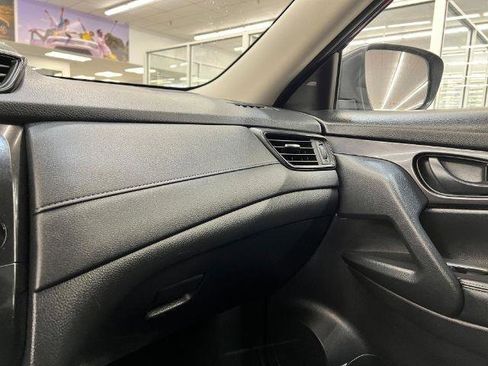Used 2019 Nissan Rogue S image 7