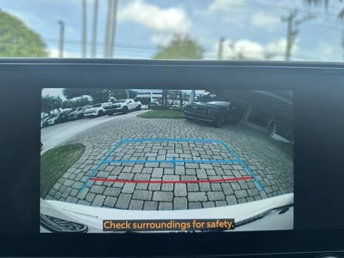 Used 2024 Toyota Highlander XLE FWD image 24