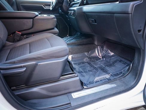 Used 2024 Chevrolet Silverado 2500 LT w/ Convenience Package image 24