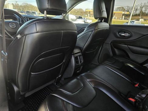 Used 2019 Jeep Cherokee Trailhawk image 32