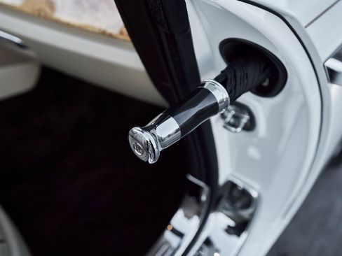 Used 2017 Rolls-Royce Dawn image 26