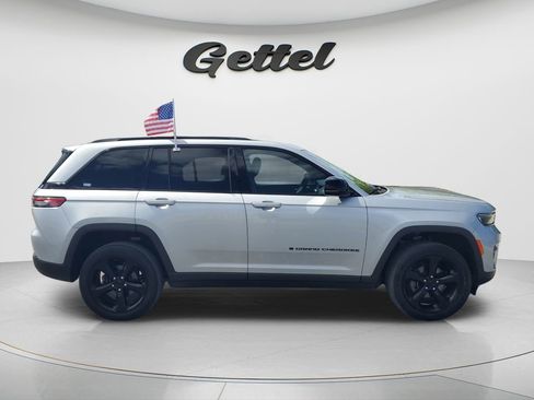 Used 2023 Jeep Grand Cherokee Altitude AWD/4WD image 4
