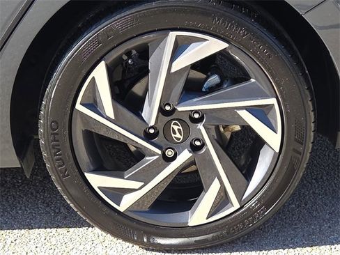 Certified 2025 Hyundai Elantra Sport image 9