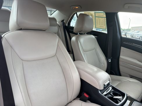 Used 2018 Chrysler 300 Limited RWD image 37