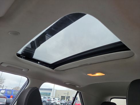 Used 2023 Hyundai Venue SEL image 25