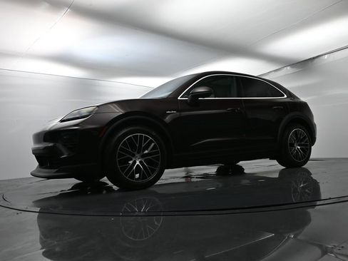 Used 2025 Porsche Macan 4 Electric image 46