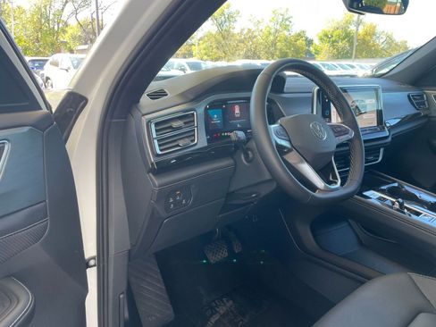 Used 2025 Volkswagen Atlas Cross Sport SE image 34