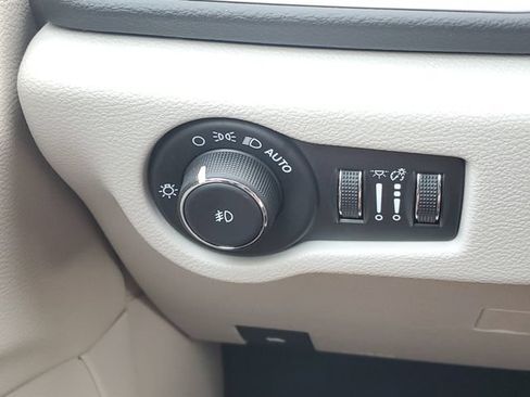 Used 2024 Chrysler Pacifica Touring-L FWD image 19