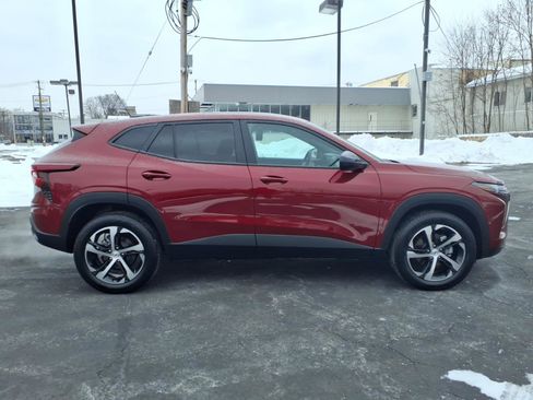 Used 2025 Chevrolet Trax RS w/ Sunroof Package image 2