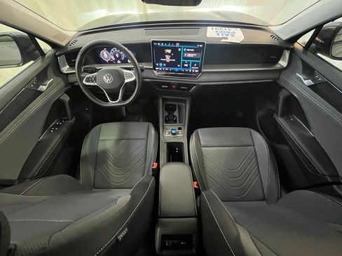 Certified 2025 Volkswagen Tiguan SE image 14