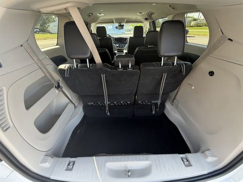 Used 2024 Chrysler Pacifica Touring-L FWD image 15