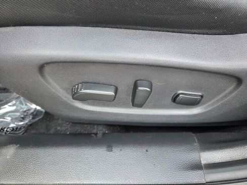 Used 2017 Nissan Rogue SV w/ SV Premium Package FWD image 4