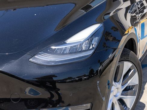 Used 2022 Tesla Model Y Long Range AWD/4WD image 11
