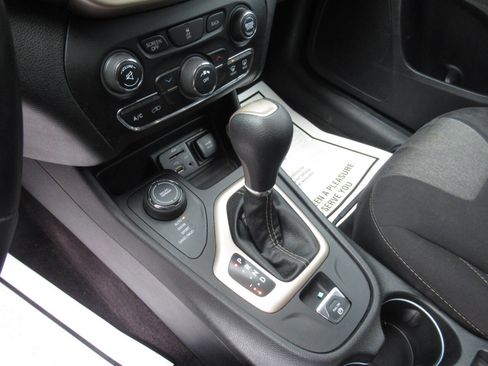 Used 2017 Jeep Cherokee Sport w/ Cold Weather Group image 19