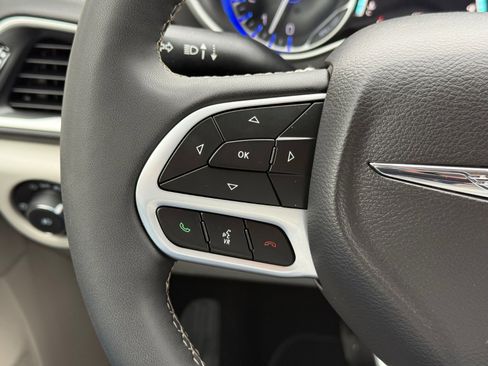 Used 2024 Chrysler Pacifica Touring-L image 20