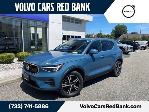 Used 2025 Volvo XC40 B5 Core AWD/4WD image 1