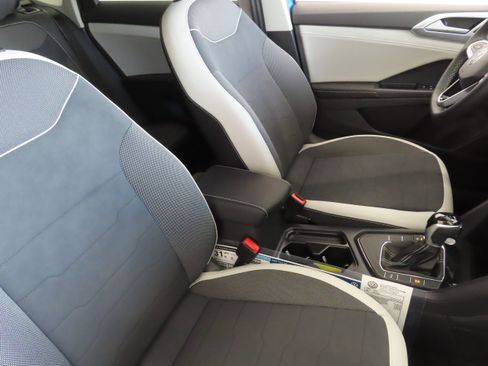 New 2026 Volkswagen Taos SE FWD image 25