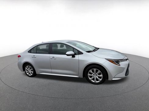 Used 2025 Toyota Corolla LE image 2