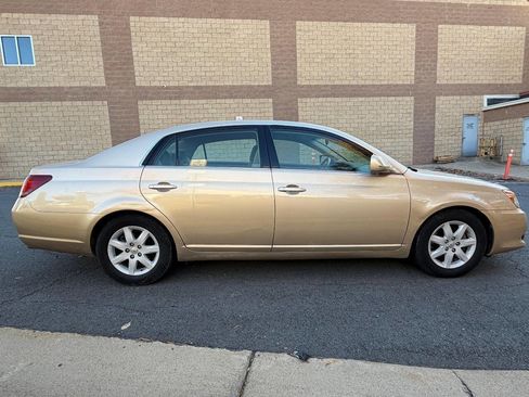 Used 2010 Toyota Avalon XLS image 2