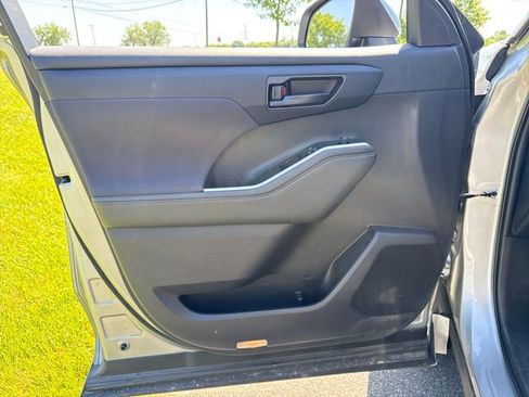 Used 2024 Toyota Highlander LE AWD/4WD image 23
