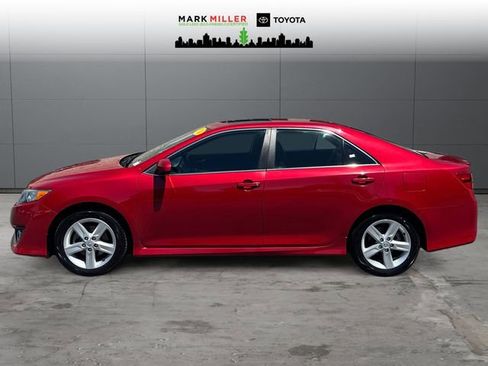 Used 2014 Toyota Camry SE w/ Moonroof Package FWD image 2