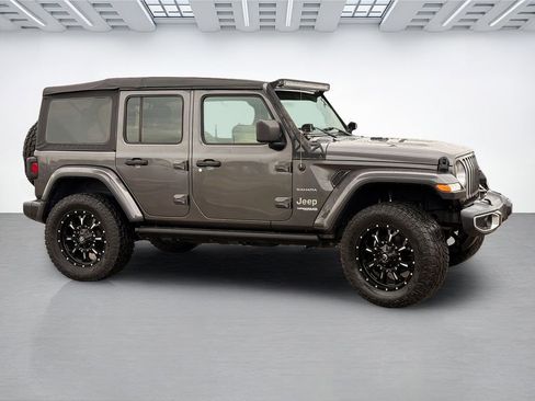 Used 2018 Jeep Wrangler Unlimited Sahara AWD/4WD image 6