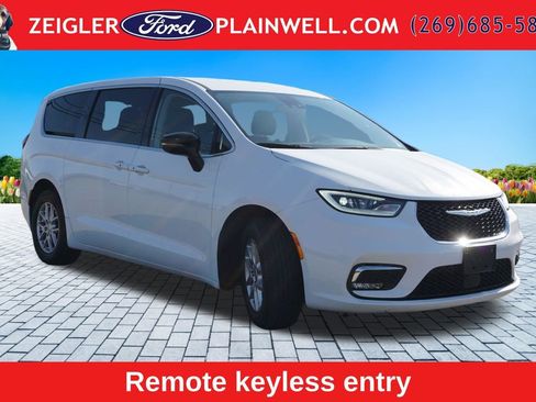 Used 2024 Chrysler Pacifica Touring-L FWD image 7