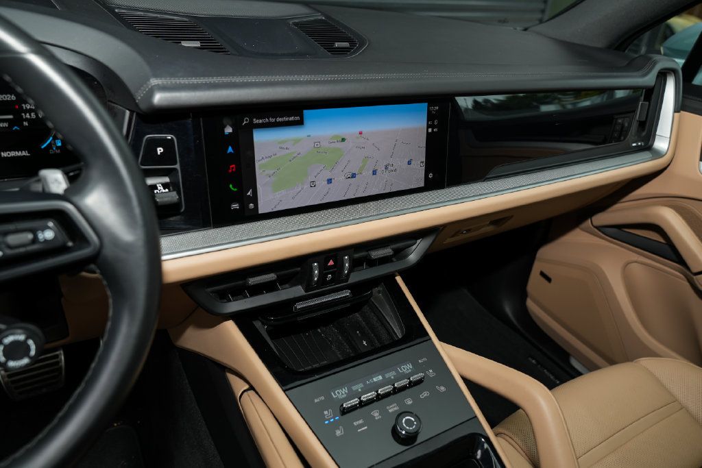 Certified 2024 Porsche Cayenne S AWD/4WD image 25