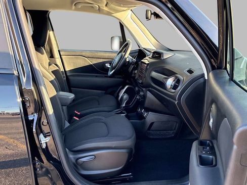 Used 2023 Jeep Renegade Latitude w/ Premium Group AWD/4WD image 9