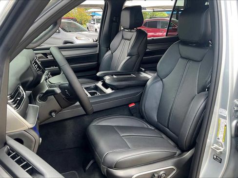 New 2025 Jeep Wagoneer L Series II w/ Convenience Group I image 9