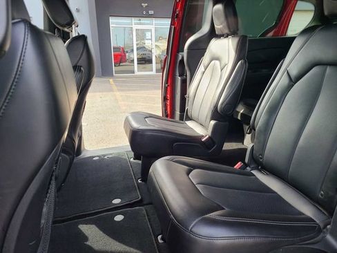 Used 2025 Chrysler Pacifica Select image 23