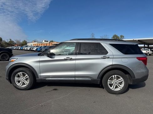 Used 2023 Ford Explorer XLT image 2
