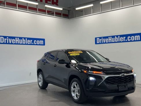 Used 2025 Chevrolet Trax LS w/ LS Convenience Package FWD image 3